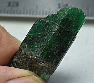 67 Karat tiefgrüner Smaragd Kristall mit Pyrit aus Panjsher Afghanistan - Bild 1 von 12