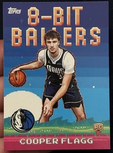 2025-26 Topps Baloncesto Cooper Flagg RC Novato 8-Bit Ballers Inserto Mavericks  - Imagen 1 de 2