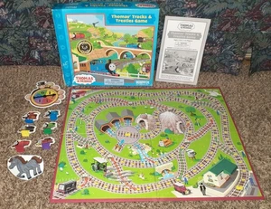 2003 BRIARPATCH THOMAS & FRIENDS THOMAS' TRACKS & TRESTLES GIOCO DA TAVOLO - Foto 1 di 3