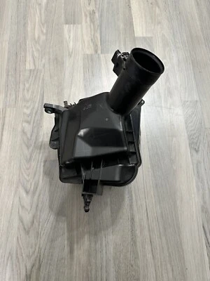 07-13 OEM Infinity G35 Caja de admisión de filtro de aire delantero izquierdo lado del conductor Foto 1 de 4