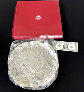 Almohadillas para ranas y lirios ARTHUR COURT 1994 12" bandeja redonda de aluminio placa de plato nuevo en caja - Imagen 1 de 6