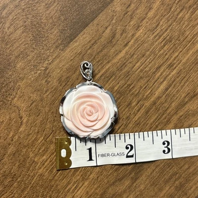 Colgante rosa claro tallado en montura de plata de ley con marca 925  Foto 1 de 2