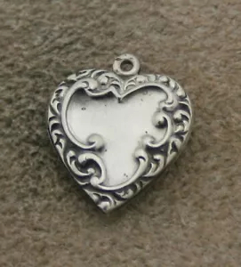 CIONDOLO CUORE GONFIO STERLING VINTAGE - Bordo a vortice rialzato con centro triangolare - Foto 1 di 2