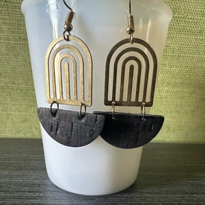 Orecchini pendenti art deco in metallo dorato e pelle nera - Foto 1 di 5