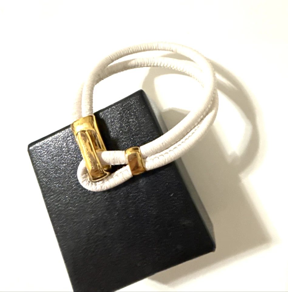 Pulsera de cuero blanco MICHAEL KORS tono dorado cierre de gancho 7 1/4" Foto 1 de 4