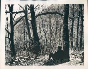 1940 North Carolina Hunter Sits Under Tree With Gun Press Photo - Picture 1 of 2