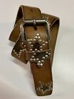 Cintura cuoio morbida con borchie figura stella artigianale fibbia rullo da €59