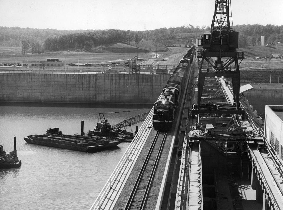 Nuevo puente ferroviario central de Illinois en la presa Barkley, KY 1966 8,5 x 11 foto Foto 1 de 1