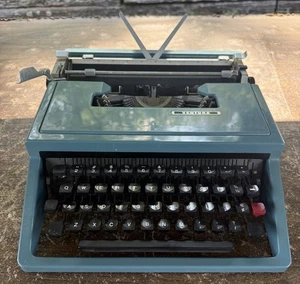 Macchina da scrivere vintage Olivetti Ventura, made in Spain FUNZIONANTE e RARA - Foto 1 di 10