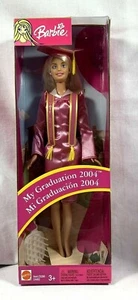 ABITO ROSA NUOVO CON SCATOLA EDIZIONE SPECIALE CLASSE 2004 MIA LAUREA BARBIE #C4482 - Foto 1 di 10
