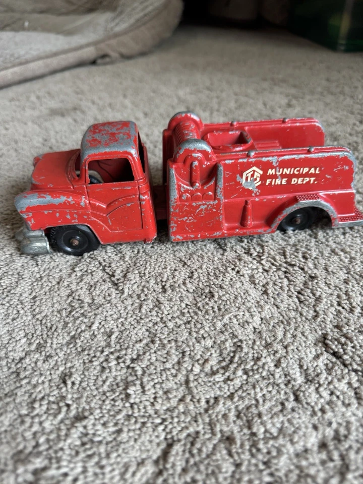 VINTAGE TRU-SCALE DIECAST MUNICIPAL FIRE DEPT. TRUCK 9 1/2" LONG - Image 1 of 4
