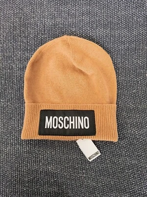 Berretto Moschino marrone cammello grande logo lavorato a maglia misto cashmereTaglia: 1 TAGLIA - Immagine 1 di 4