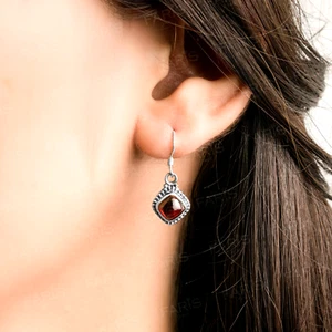 925 Sterling Silver Red Garnet Gemstone Cushion Cut Drop Dangle Ladies Earrings - Imagen 1 de 5