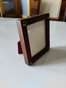 Portaritratto con cornice in legno con borchie e vetro, realizzato a mano - Foto 1 di 5