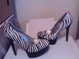 Tacones de plataforma Material Girl talla 8,5 Marcel Zebra Stiletto 5" Madonna rosa caliente - Imagen 1 de 4