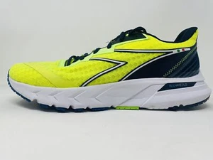 Diadora Uomo Mythos Blushield Volo 2 Scarpe da Corsa, Giallo, 10.5 D Medium US - Foto 1 di 4