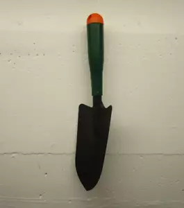 Paleta de jardinería True Living de agarre suave con mango de plástico - Imagen 1 de 2