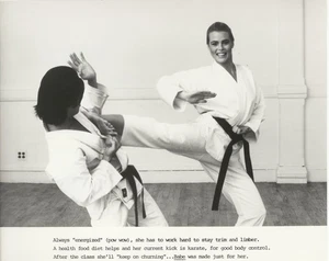 Margaux Hemingway Babe Pubblicità Originale 8x10 Foto Arti Marziali Karate Kick - Foto 1 di 1