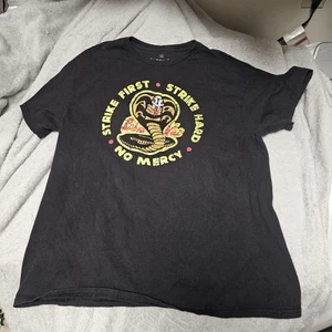 COBRA KAI Herren / Unisex T-Shirt schwarz mit buntem Grafikdruck vorne. Größe L - Bild 1 von 4