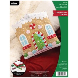 Kit de apliques de almohada de fieltro Bucilla - Gingerbread Cottage 89792E - Imagen 1 de 5