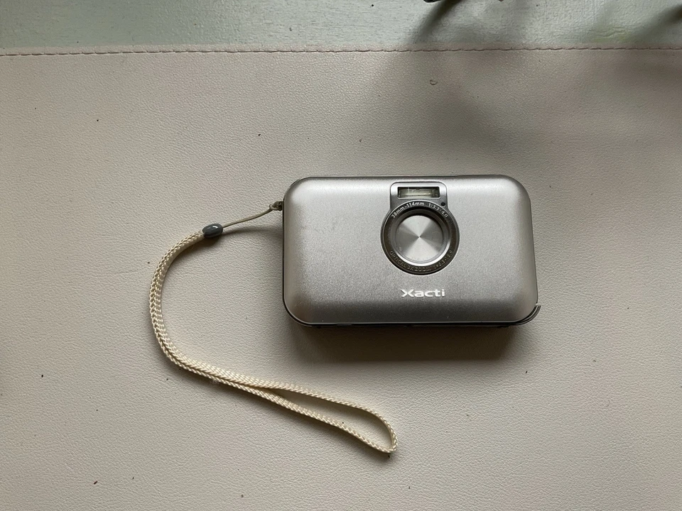 Sanyo Xati VPC-E6EX Digitalkamera Silber - Bild 1 von 3