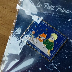 Pin’s Le Petit Prince Et Renard Timbre Dessin Animé A. de Saint Exupery - Foto 1 di 5