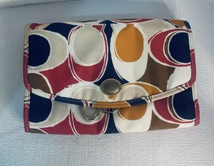 Borsa da appendere Coach Signature da viaggio per articoli da toeletta e trucco organizer - Foto 1 di 6