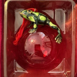 Dillards Cloisonné Weihnachtsschmuck FROSCH AUF ROTER KUGEL - Bild 1 von 10