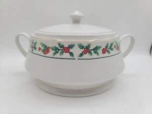 Casseruola porcellana Gibson Holly Berries manici bordo oro 10" Natale - Foto 1 di 11