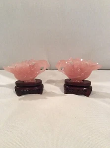 Un par de bonitas figuras de cuarzo fénix rosa china rosa china talladas sobre base de teca - Imagen 1 de 12