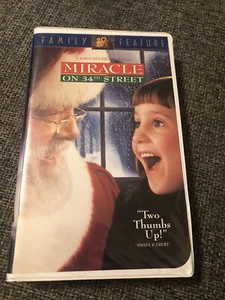 Miracle On 34th Street- Clamshell-usedVHS-MULTIPLE VHSs SHIP FREE!, SEE STORE!!! - Picture 1 of 2