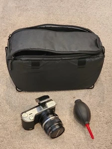 Kit fotocamera digitale Samsung NX500 28,2MP Olympus obiettivo 50 mm borsa design picco *LEGGI* - Foto 1 di 19