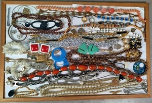 Lot BIJOUX Fantaisie COLLIERS Boutons Manchettes Pendentifs BROCHES Bagues R33 - Imagen 1 de 11