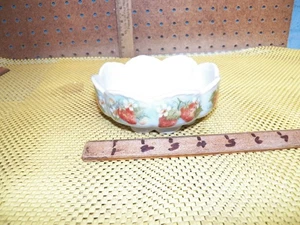 Ciotola vintage 5" in porcellana design fragola con bordo smerlato - Foto 1 di 4