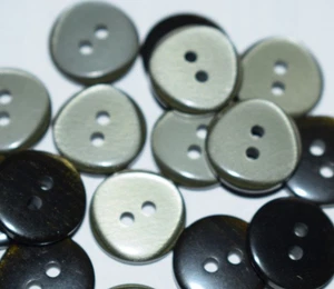 6 Stück ☆ 2 loch ☆ Knopf ☆ Kaki Grün / Dreieck ☆ 15 mm Glänzen ☆ Selten  ☆ - Bild 1 von 3