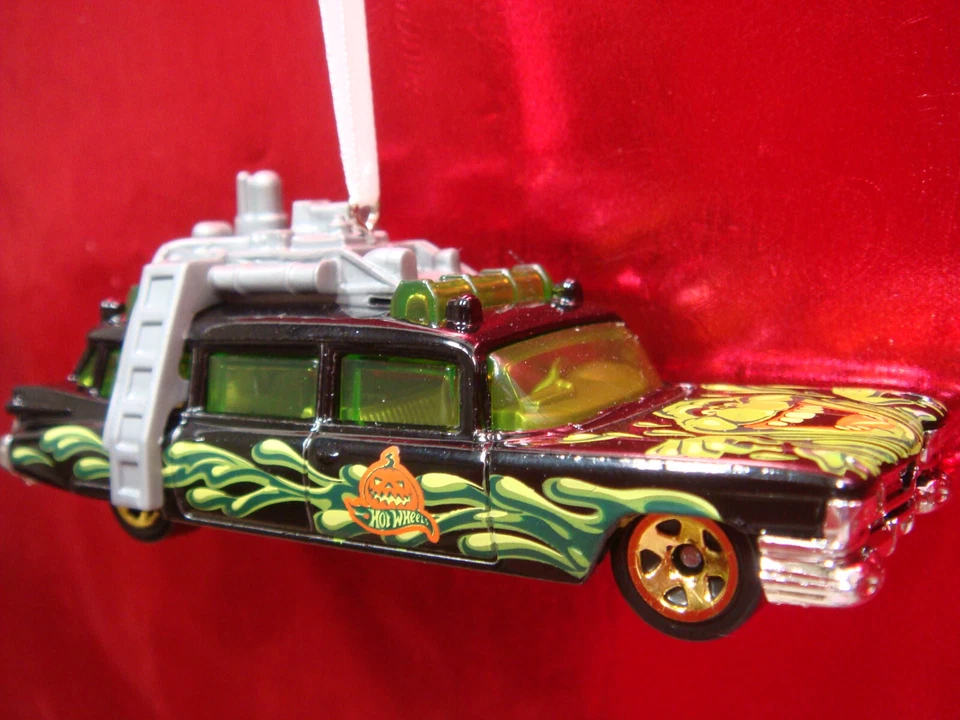 * NEW LIMITED * HALLOWEEN GHOSTBUSTERS ECTO-1 CADILLAC CHRISTMAS ORNAMENT - Image 1 of 1