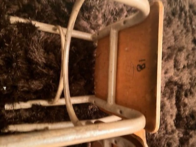 Dos sillas escolares de colección hechas en América con madera y hierro. Sillas de muy buena calidad Foto 1 de 4