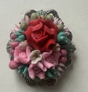 Broche prendedor ovalado rosa floral celuloide tallado sin firmar - Imagen 1 de 3
