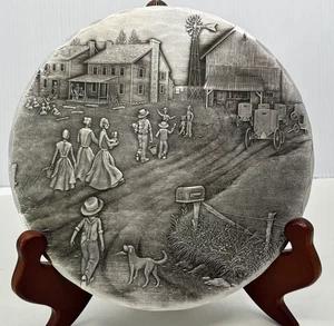Wendell August Forge Trivet metallo martellato Amish casa fienile scena diametro 7 pollici - Foto 1 di 10