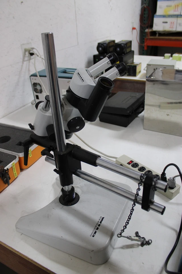 Microscopio zoom estéreo Wild Heerbrugg M8, BUEN ESTADO DE FUNCIONAMIENTO Foto 1 de 2