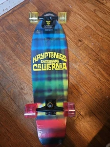 Kryptonics 32" Mini Longboard Skateboard Nuovo Sigillato Ottima Opera d'Arte - Foto 1 di 7