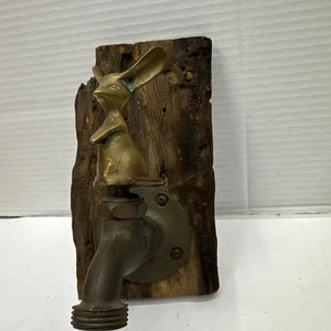 Rubinetto vintage decorativo in ottone massiccio topo su acqua montato su legno invecchiato - Foto 1 di 9