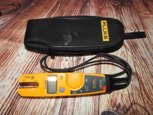 old-stock Fluke T5-1000 Tester di continuità di tensione e corrente con custodia - Foto 1 di 17