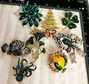Lote de 11 Broches Esmaltados Estrás Mezcla - Flores, Peces, Árbol, Trébol - Imagen 1 de 2