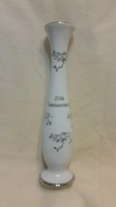 Vase zum 25. Jahrestag weiß mit Silberschriftzug und Blumen - 8,5 cm hoch - Bild 1 von 8
