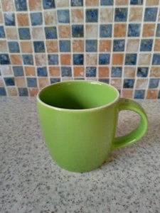 M&S PASTELLTÖNE GRÜN STEINGUT BECHER 8 CM HOCH 8,5 CM DURCHMESSER BAUCHIGES FASS - Bild 1 von 4