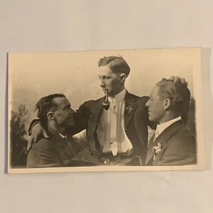 c. 1915 RPPC Hübsche junge Männer liebevoll verspielt schwulen Interesse Postkarte - Bild 1 von 4