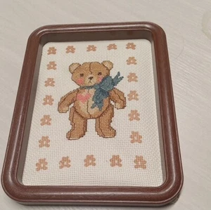Vintage Kreuzstich blaues Band Baby Bär komplett und gerahmt 6 Zoll x 8 - Bild 1 von 4