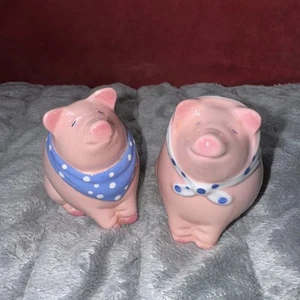 Clay Art Pig Hog Salt Pepper Shakers Bandanas Scarf Kerchief Vintage White Blue - Picture 1 of 3