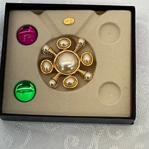 Ciondolo Kenneth Jay Lane Enhancer spilla tono oro pietre centrali intercambiabili - Foto 1 di 6